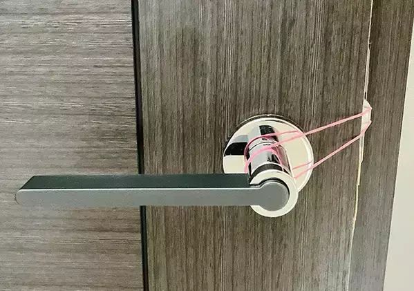 【簡単】30秒で完了！　輪ゴム1本をドアノブにかけて開閉音を抑える手順