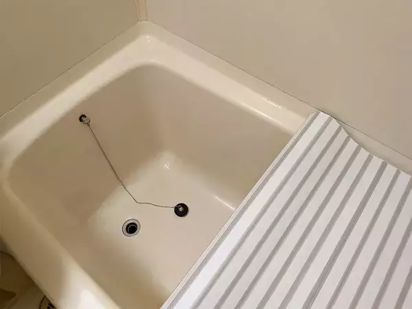 浴槽にある排水栓、使わない時は開けておく？閉めておく？　リクシルに聞いた「正解」は…