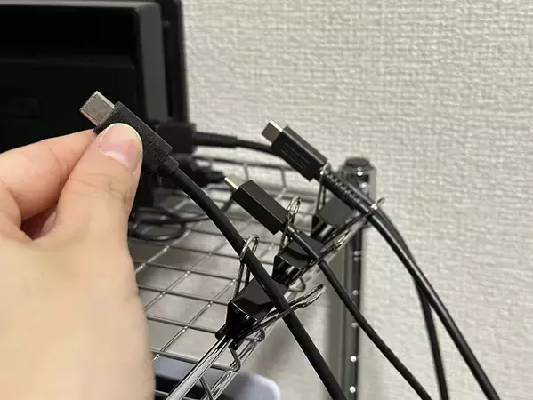 ダブルクリップをケーブル整理に使うと？　画期的な裏ワザに「この手があったか」