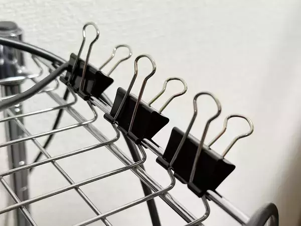 ダブルクリップをケーブル整理に使うと？　画期的な裏ワザに「この手があったか」