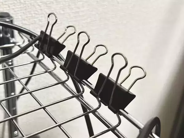 ダブルクリップをケーブル整理に使うと？　画期的な裏ワザに「この手があったか」
