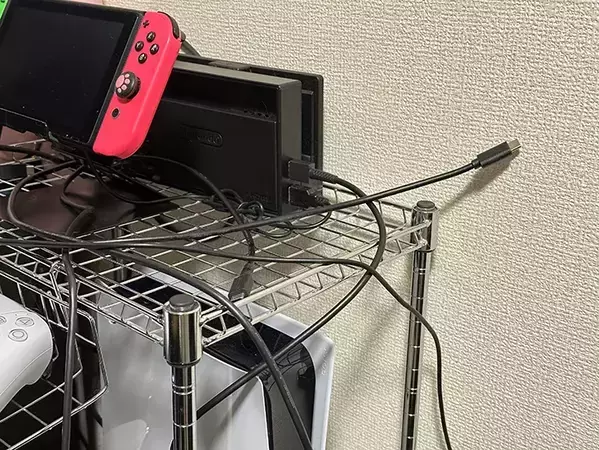 ダブルクリップをケーブル整理に使うと？　画期的な裏ワザに「この手があったか」