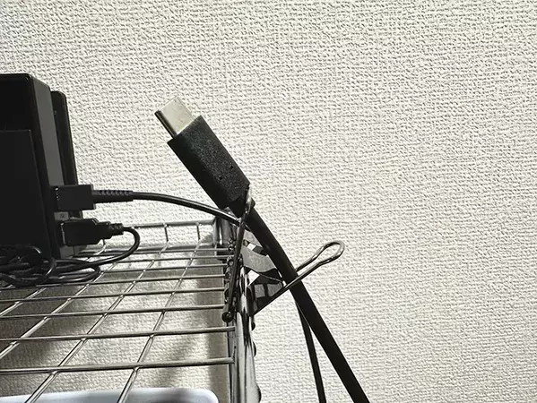 ダブルクリップをケーブル整理に使うと？　画期的な裏ワザに「この手があったか」
