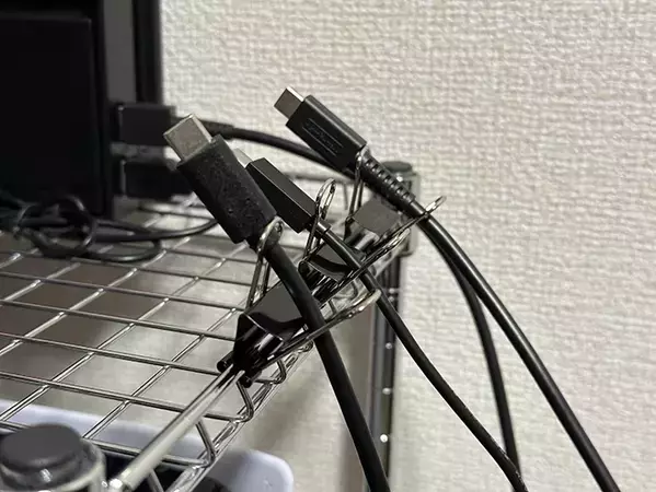 ダブルクリップをケーブル整理に使うと？　画期的な裏ワザに「この手があったか」