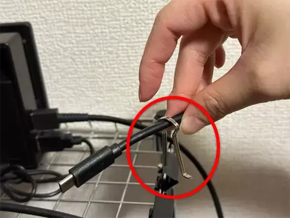 ダブルクリップをケーブル整理に使うと？　画期的な裏ワザに「この手があったか」