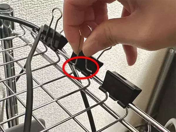 ダブルクリップをケーブル整理に使うと？　画期的な裏ワザに「この手があったか」