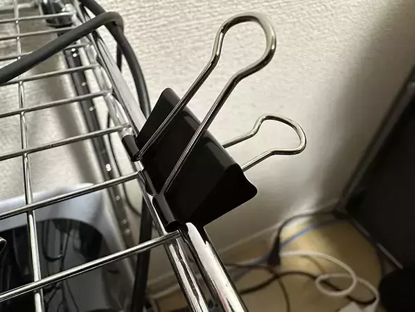ダブルクリップをケーブル整理に使うと？　画期的な裏ワザに「この手があったか」