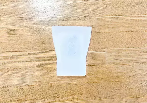 外出中の小ゴミ問題を解決！　セリアのシリコンコップをゴミ入れに転用する【100均グッズ】