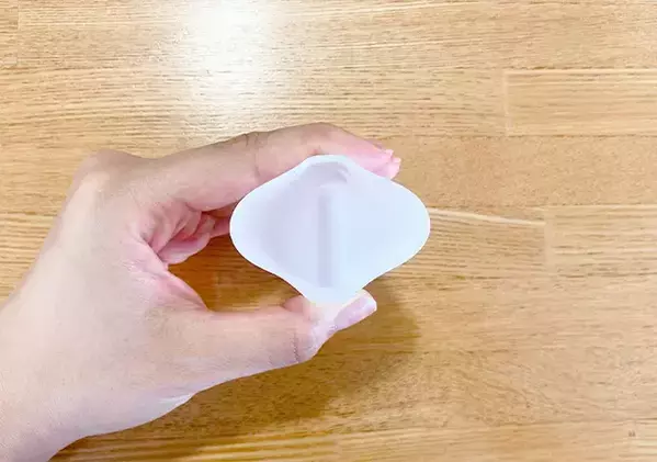 外出中の小ゴミ問題を解決！　セリアのシリコンコップをゴミ入れに転用する【100均グッズ】