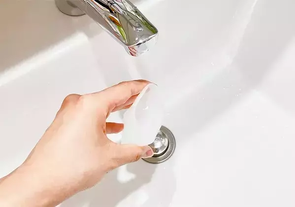 外出中の小ゴミ問題を解決！　セリアのシリコンコップをゴミ入れに転用する【100均グッズ】