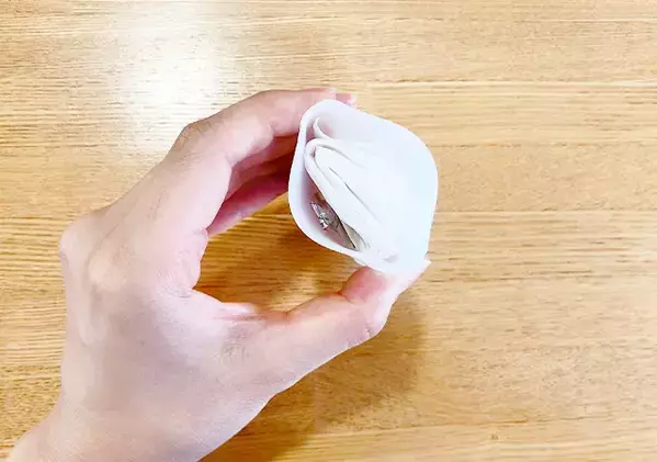 外出中の小ゴミ問題を解決！　セリアのシリコンコップをゴミ入れに転用する【100均グッズ】