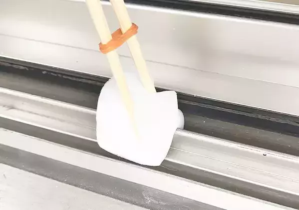 【作業1分】割り箸と輪ゴムを活用して？　窓の溝汚れをピカピカにする特製スポンジの作り方