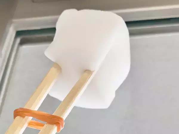 【作業1分】割り箸と輪ゴムを活用して？　窓の溝汚れをピカピカにする特製スポンジの作り方