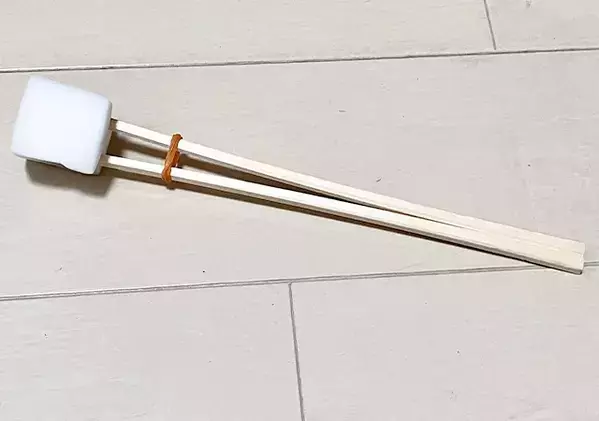 【作業1分】割り箸と輪ゴムを活用して？　窓の溝汚れをピカピカにする特製スポンジの作り方