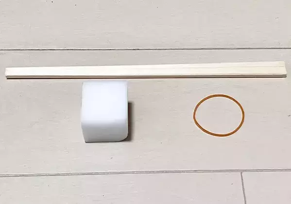 【作業1分】割り箸と輪ゴムを活用して？　窓の溝汚れをピカピカにする特製スポンジの作り方