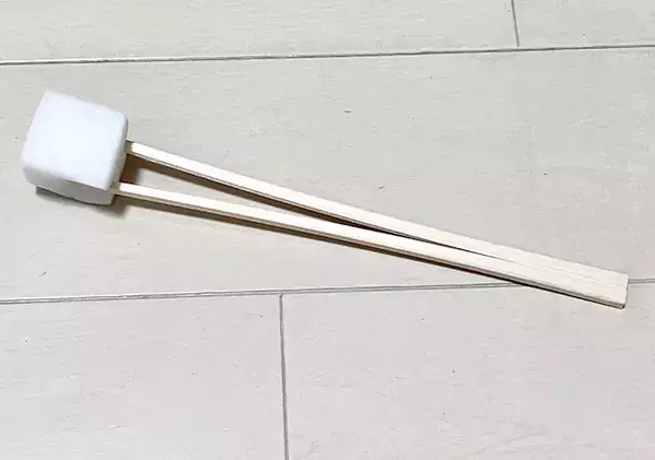 【作業1分】割り箸と輪ゴムを活用して？　窓の溝汚れをピカピカにする特製スポンジの作り方