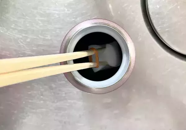 【作業1分】割り箸と輪ゴムを活用して？　窓の溝汚れをピカピカにする特製スポンジの作り方