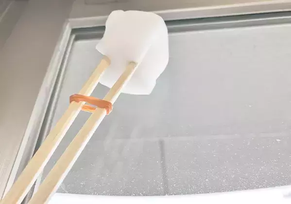 【作業1分】割り箸と輪ゴムを活用して？　窓の溝汚れをピカピカにする特製スポンジの作り方