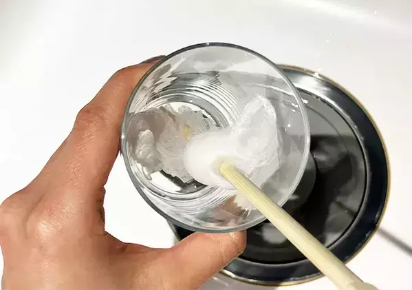 水筒やグラスの底がきれいになる！　水切りネット×割り箸で“特製掃除アイテム”【手順】