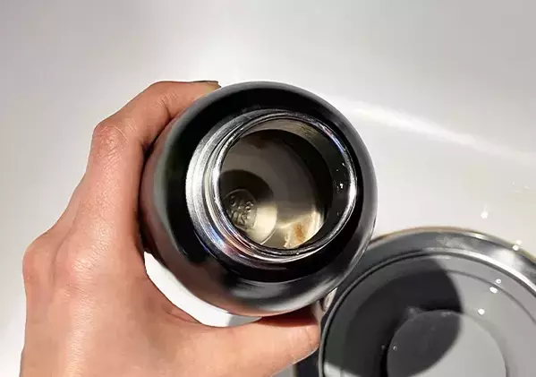 水筒やグラスの底がきれいになる！　水切りネット×割り箸で“特製掃除アイテム”【手順】