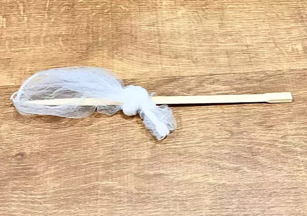 水筒やグラスの底がきれいになる！　水切りネット×割り箸で“特製掃除アイテム”【手順】