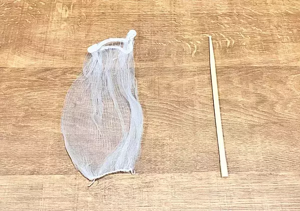 水筒やグラスの底がきれいになる！　水切りネット×割り箸で“特製掃除アイテム”【手順】