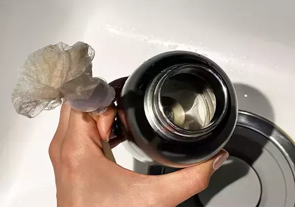 水筒やグラスの底がきれいになる！　水切りネット×割り箸で“特製掃除アイテム”【手順】