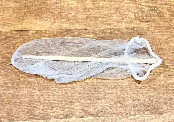 水筒やグラスの底がきれいになる！　水切りネット×割り箸で“特製掃除アイテム”【手順】