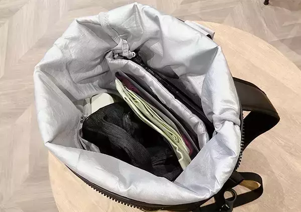 Tシャツ皺だらけから卒業！　セリアのクリアファイルを使って畳む裏技