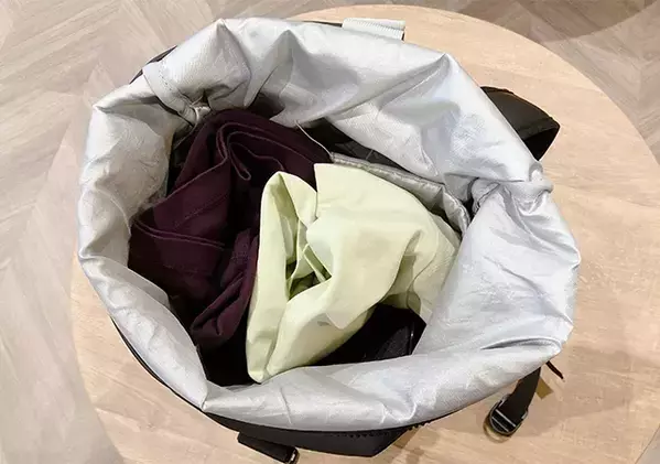 Tシャツ皺だらけから卒業！　セリアのクリアファイルを使って畳む裏技