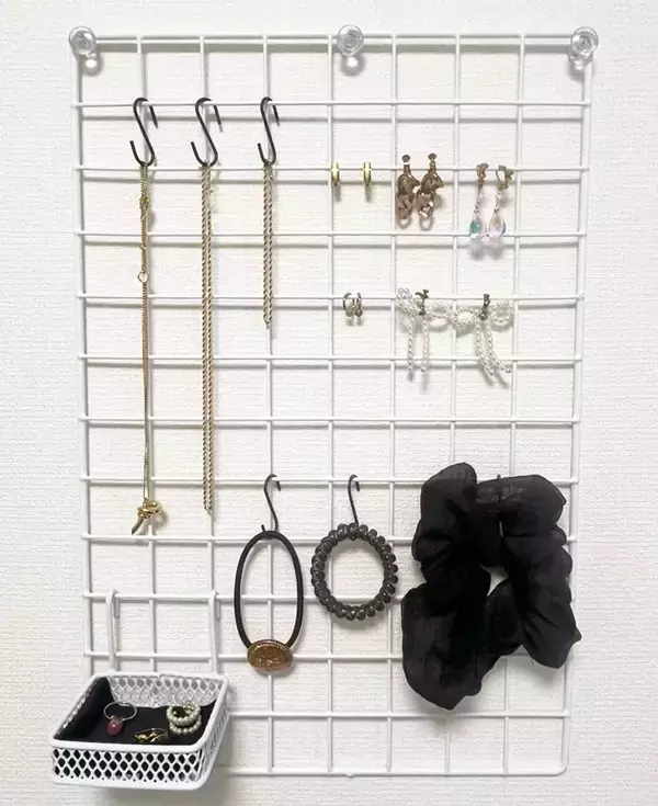 ワイヤーネットにS字フックを引っかけて？　収納ワザに「朝の準備がラクになった」