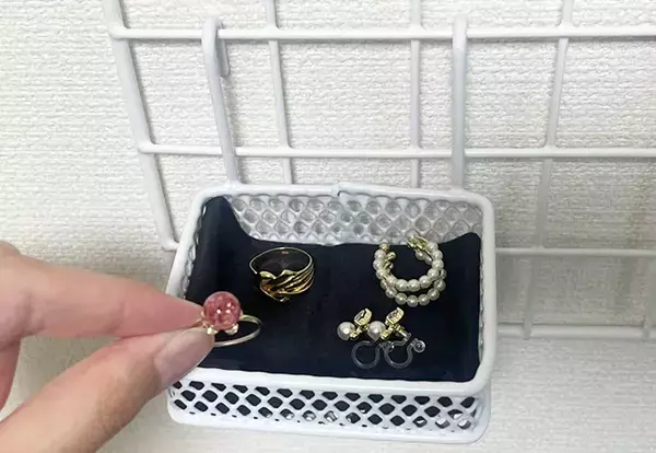 ワイヤーネットにS字フックを引っかけて？　収納ワザに「朝の準備がラクになった」