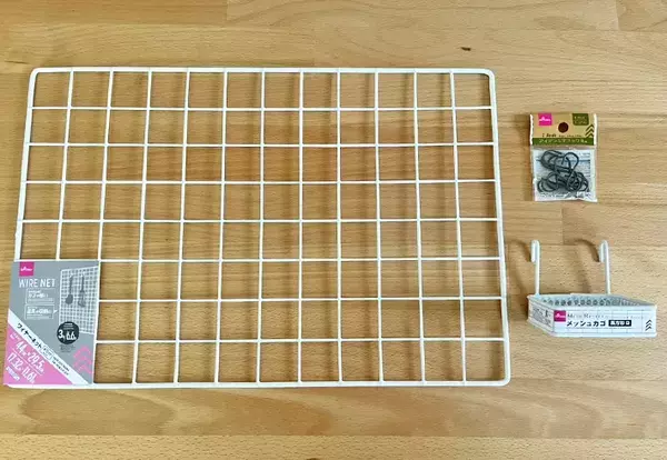 ワイヤーネットにS字フックを引っかけて？　収納ワザに「朝の準備がラクになった」