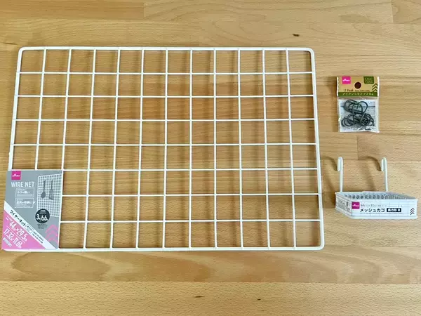 ワイヤーネットにS字フックを引っかけて？　収納ワザに「朝の準備がラクになった」