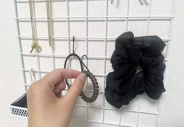 ワイヤーネットにS字フックを引っかけて？　収納ワザに「朝の準備がラクになった」