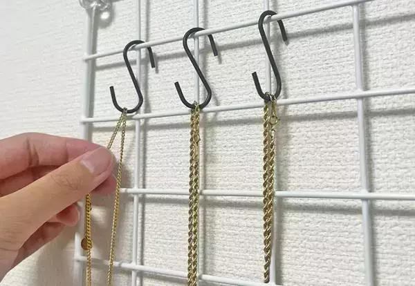 ワイヤーネットにS字フックを引っかけて？　収納ワザに「朝の準備がラクになった」