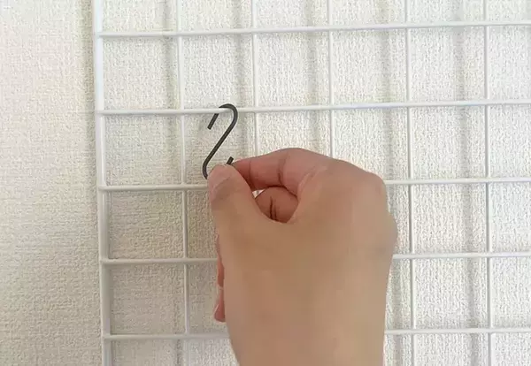 ワイヤーネットにS字フックを引っかけて？　収納ワザに「朝の準備がラクになった」