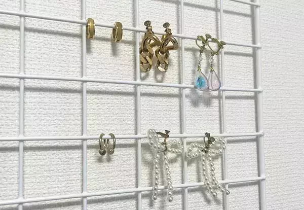 ワイヤーネットにS字フックを引っかけて？　収納ワザに「朝の準備がラクになった」