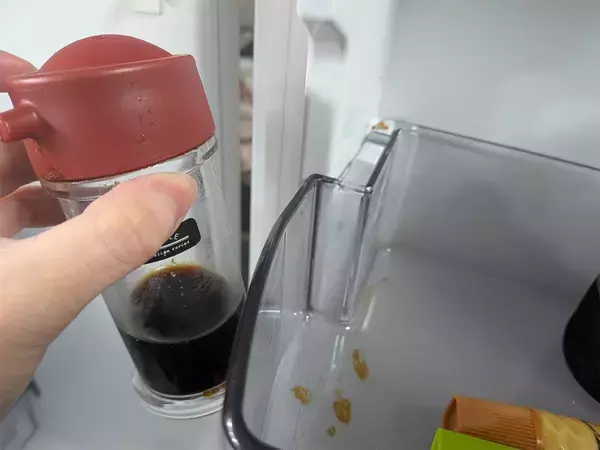 ドアポケットにべったり…　垂れた「醤油の輪っか」を取るコツをダスキンに聞いた