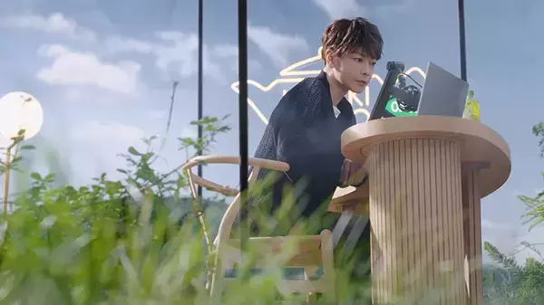 佐藤健がラジオパーソナリティ役の『綾鷹』新CM！　女性リスナーからの悩み相談に「お茶、しよっか」