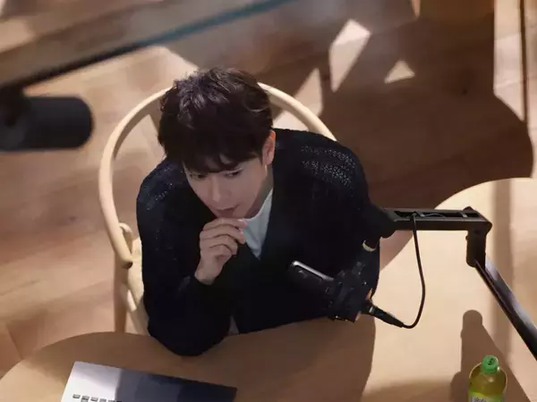 佐藤健がラジオパーソナリティ役の『綾鷹』新CM！　女性リスナーからの悩み相談に「お茶、しよっか」