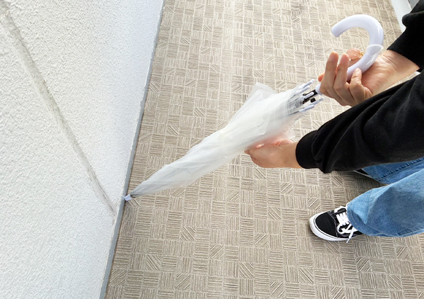 傘を角に当ててクルクルすると…　雨の日のイライラを解消する『裏ワザ』がこちら