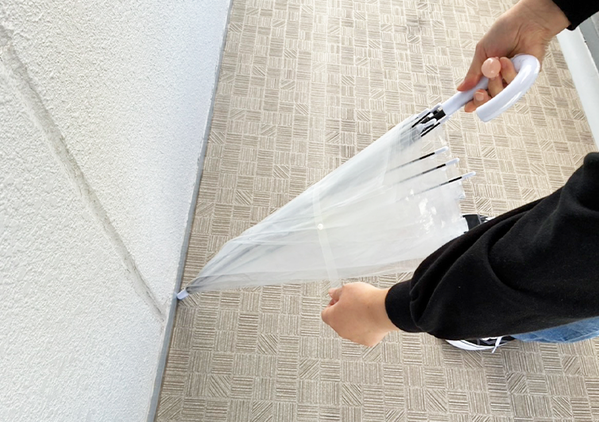 傘を角に当ててクルクルすると…　雨の日のイライラを解消する『裏ワザ』がこちら