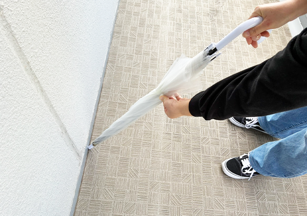 傘を角に当ててクルクルすると…　雨の日のイライラを解消する『裏ワザ』がこちら