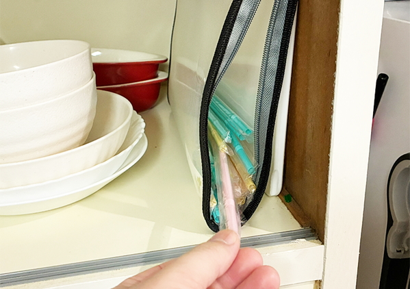 ファスナーを『片側』だけ開けると…　キッチン収納で役立つ意外な使い方とは