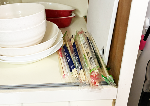 ファスナーを『片側』だけ開けると…　キッチン収納で役立つ意外な使い方とは