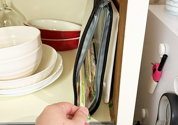 ファスナーを『片側』だけ開けると…　キッチン収納で役立つ意外な使い方とは