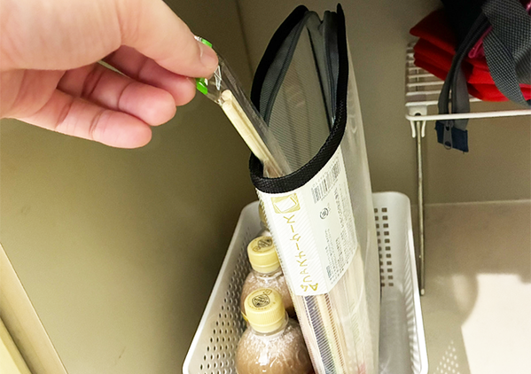 ファスナーを『片側』だけ開けると…　キッチン収納で役立つ意外な使い方とは