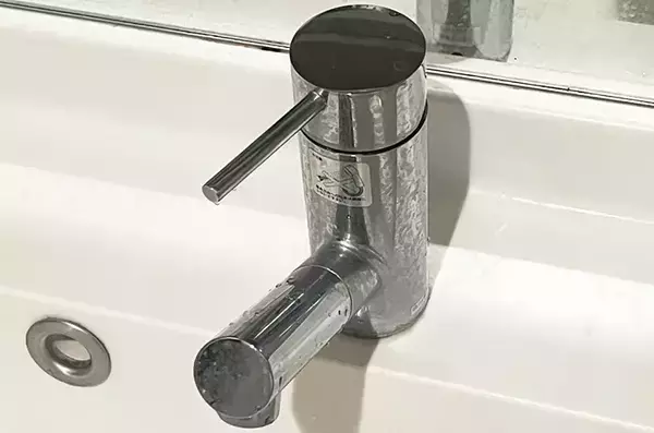頑固な蛇口の水垢に！　クッキングシートでこするだけの『時短掃除ワザ』