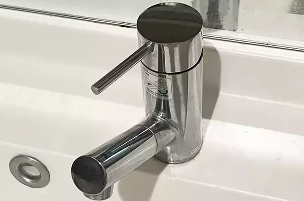 頑固な蛇口の水垢に！　クッキングシートでこするだけの『時短掃除ワザ』